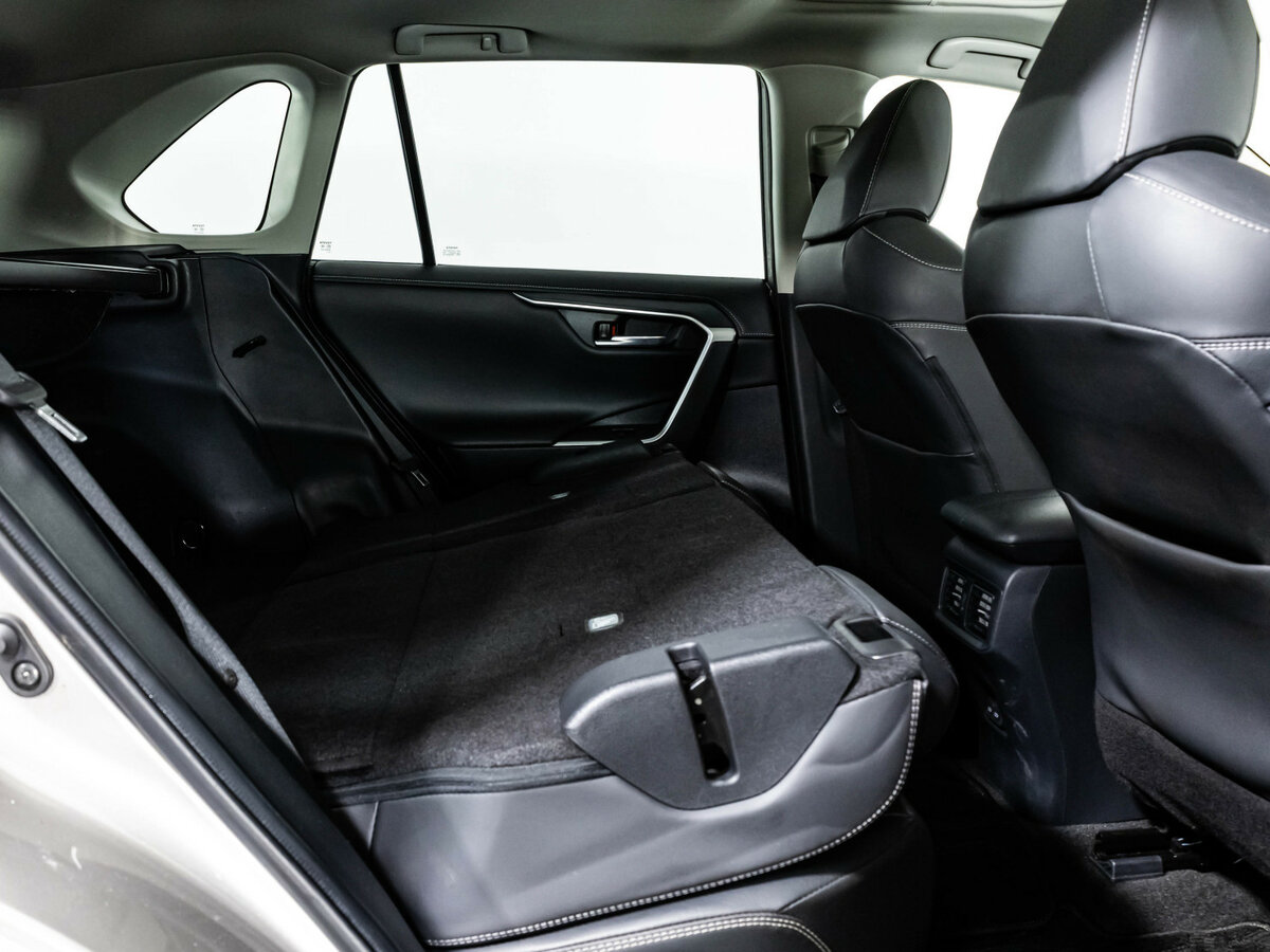 Toyota RAV4 с пробегом — 2021 год. Фото: #20