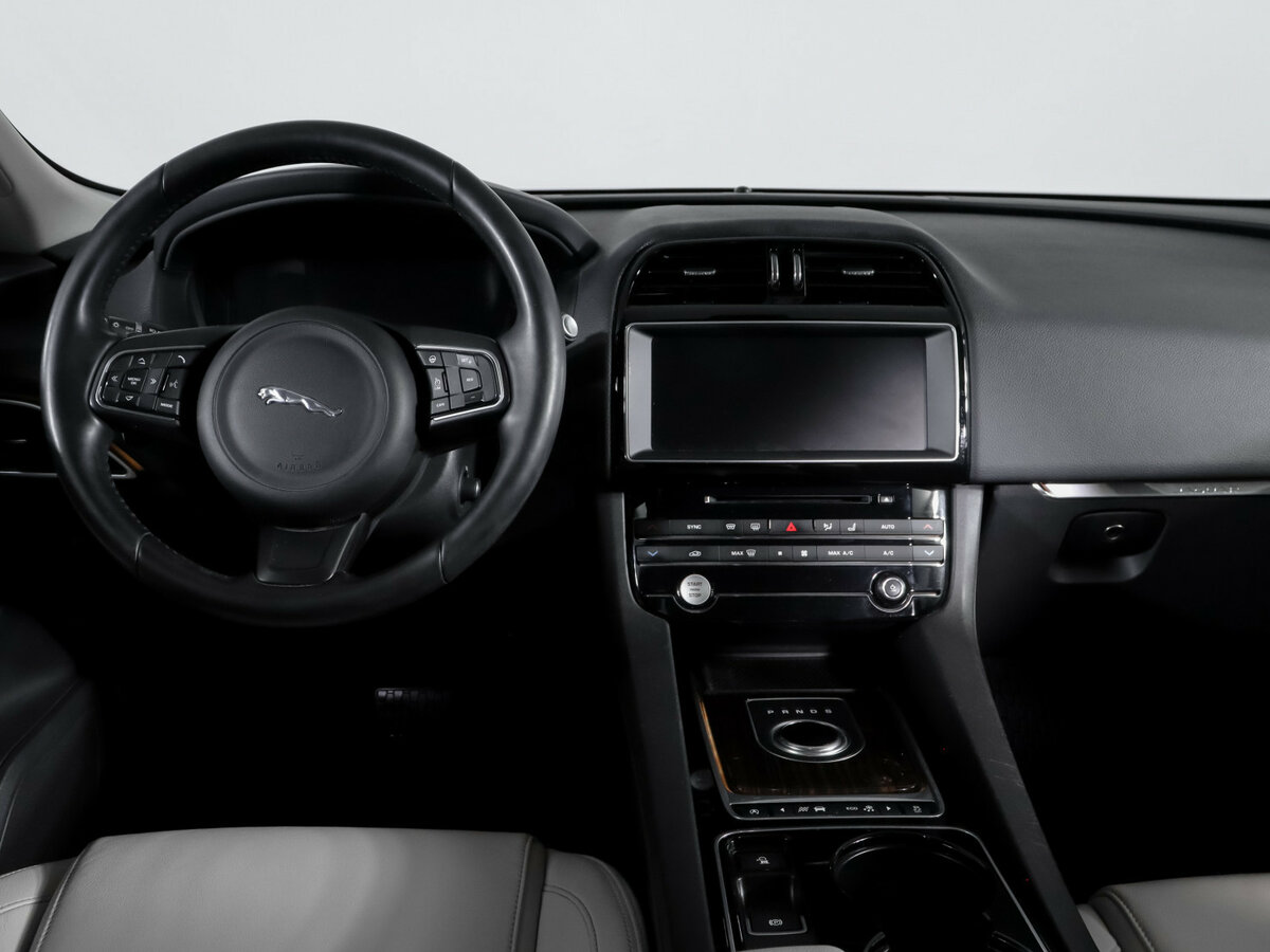 Jaguar F-Pace с пробегом — 2016 год. Фото: #11