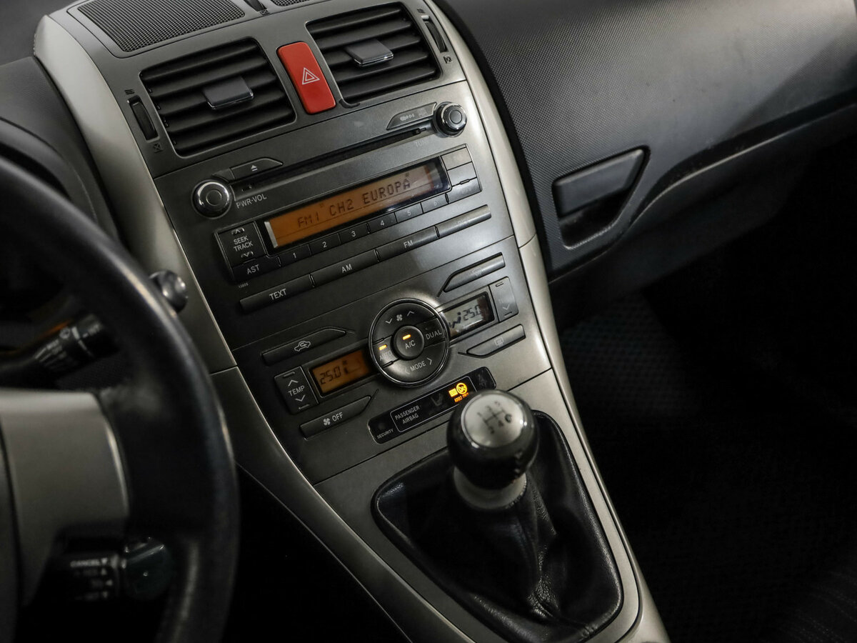 Toyota Auris с пробегом — 2007 год. Фото: #6