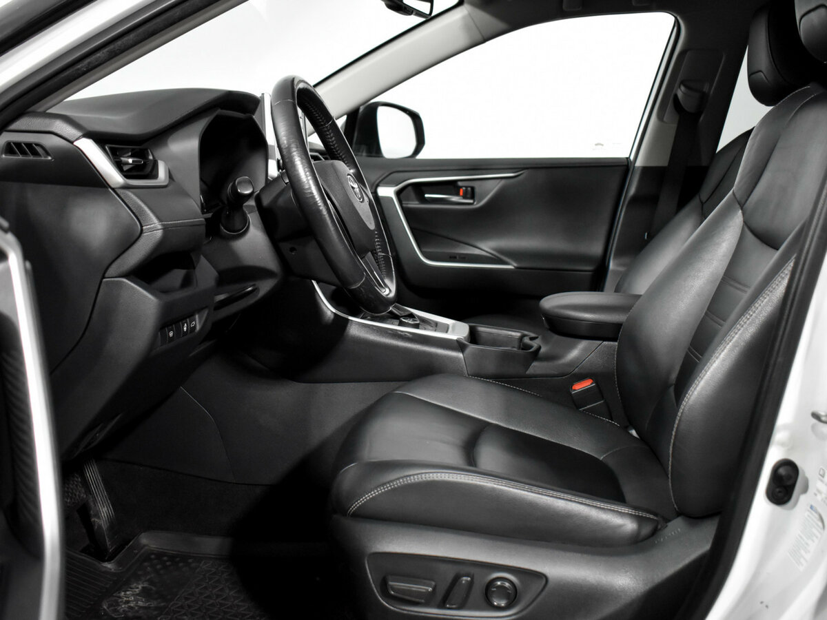 Toyota RAV4 с пробегом — 2019 год. Фото: #9
