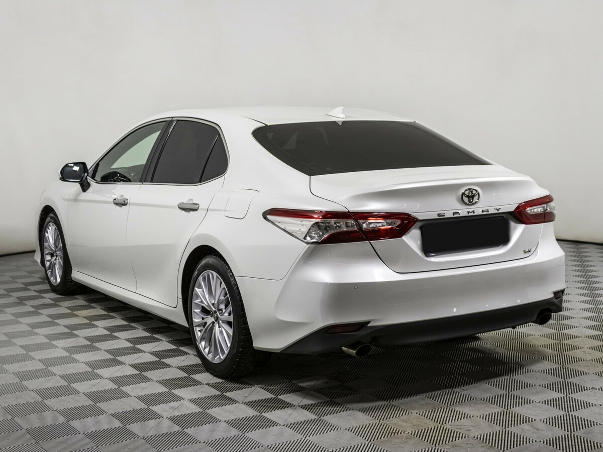 Toyota Camry с пробегом — 2018 год. Фото: #6
